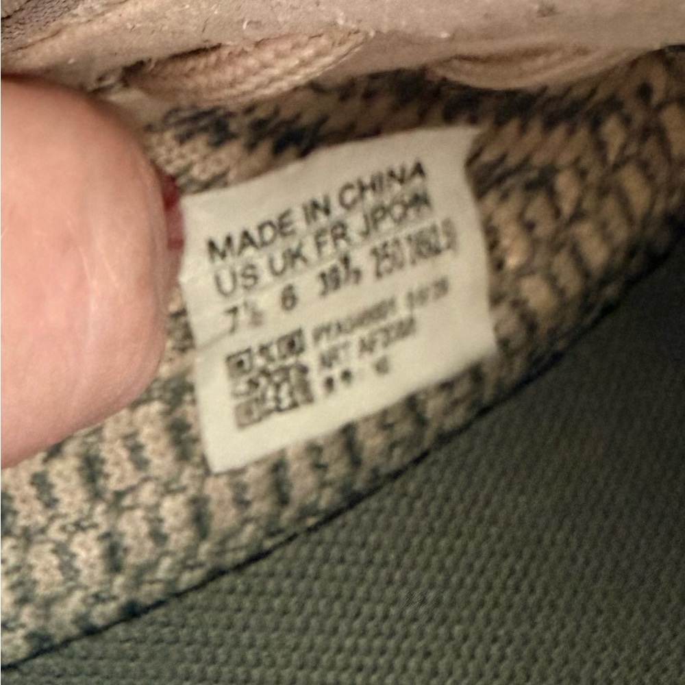 Yeezy boost men’s Athletic Shoes in Gray and Cream size 7.5 men’s - Picture 6 of 6